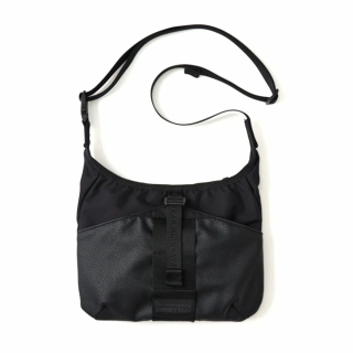 <img class='new_mark_img1' src='https://img.shop-pro.jp/img/new/icons1.gif' style='border:none;display:inline;margin:0px;padding:0px;width:auto;' /> White Mountaineering<br>WM BLK x BRIEFING<br>DAILY SACOCHE