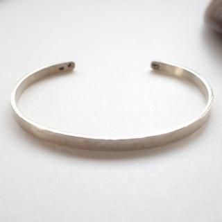 MANANAS / Hammered Narrow Bangle