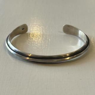 Slow Hands / double line triangle bangle