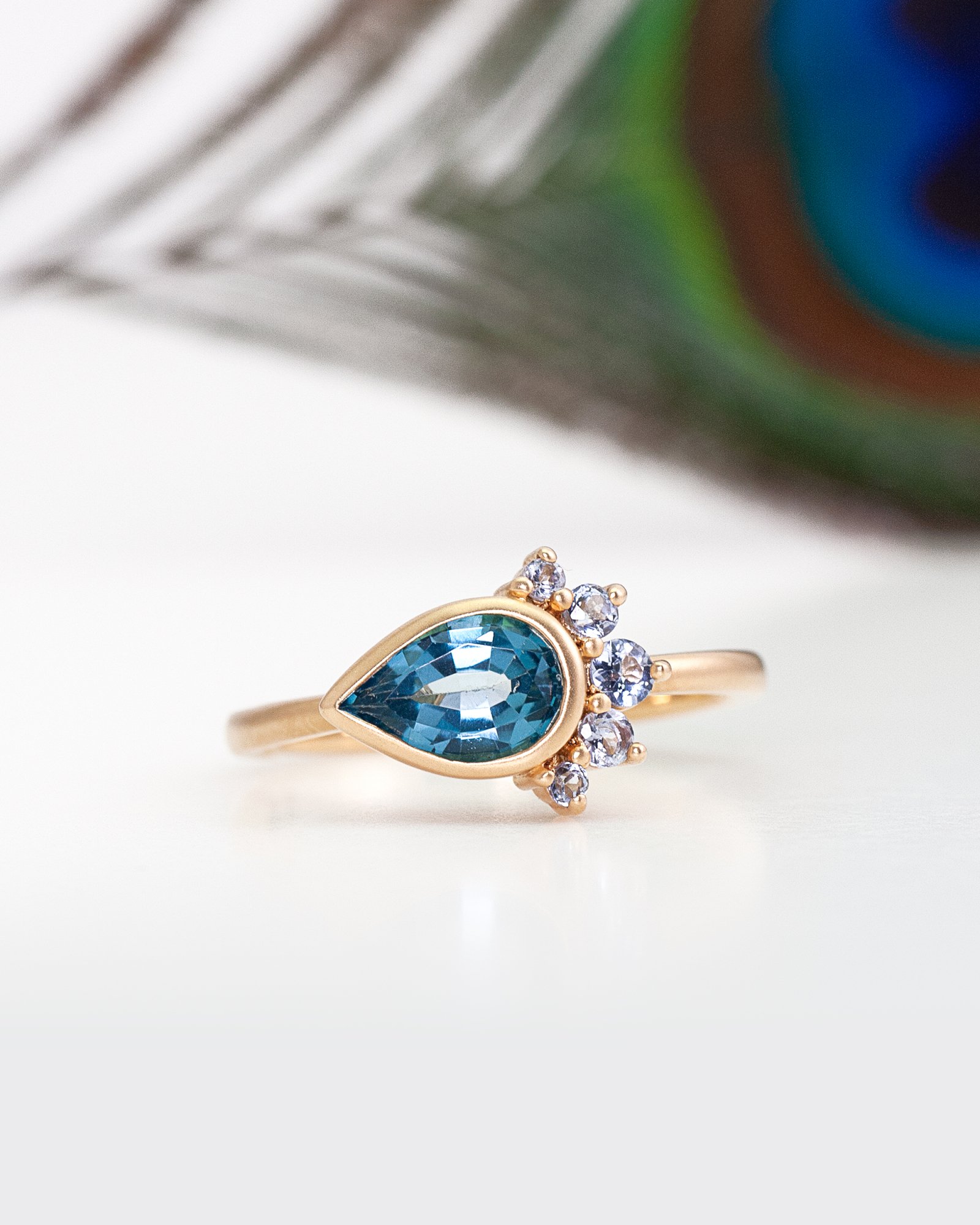 K18 Peacock Ring / Blue Topaz