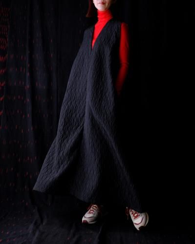 <br />Honnete<br />
<br />Sleeveless V Wide Dress<br />