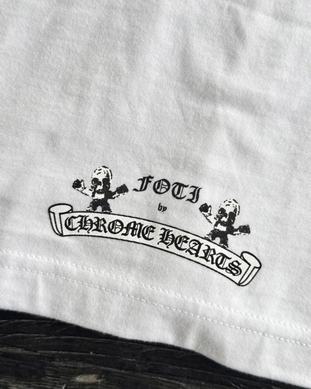 CHROME HEARTS ｜ LS TEE FOTI TIKTAK TEETER｜WHITE ｜2025
