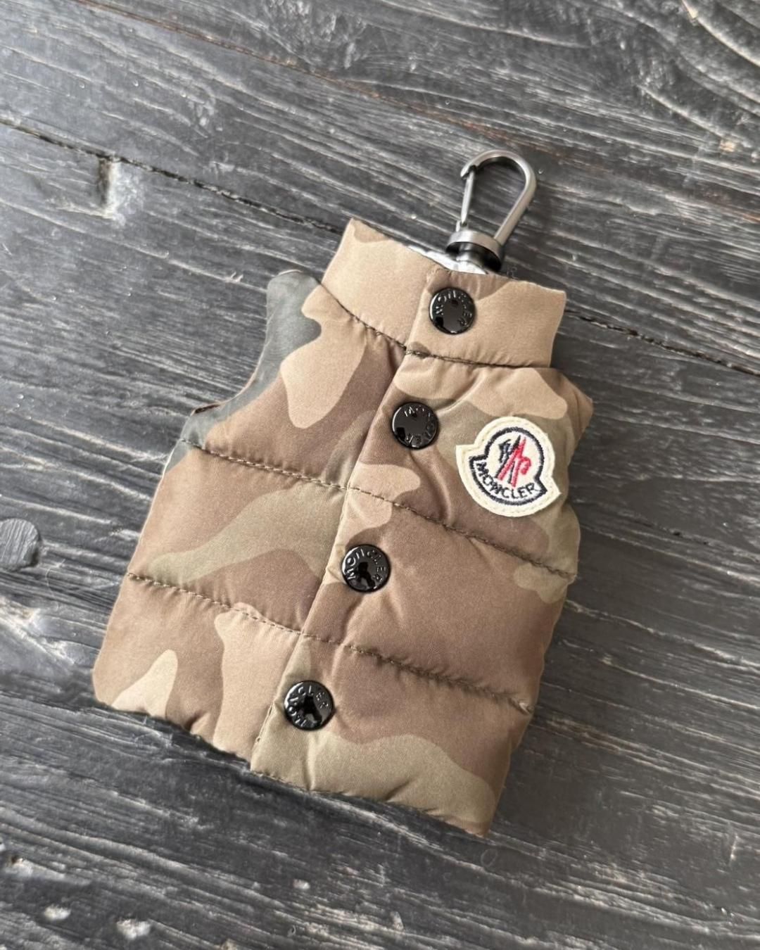 MONCLER HOMME｜VEST KEYRING｜CAMO｜2025秋冬