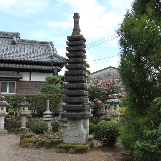 十三重層塔 - 灯篭をお探しなら、灯篭.com!関東最大級の品揃え | 大関石材店 灯籠