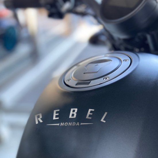 すっきりクールなアーチ型 『HONDA REBEL』 カッティングステッカー | 屋外耐性のある防水ステッカー - ステッカー屋さんPlus