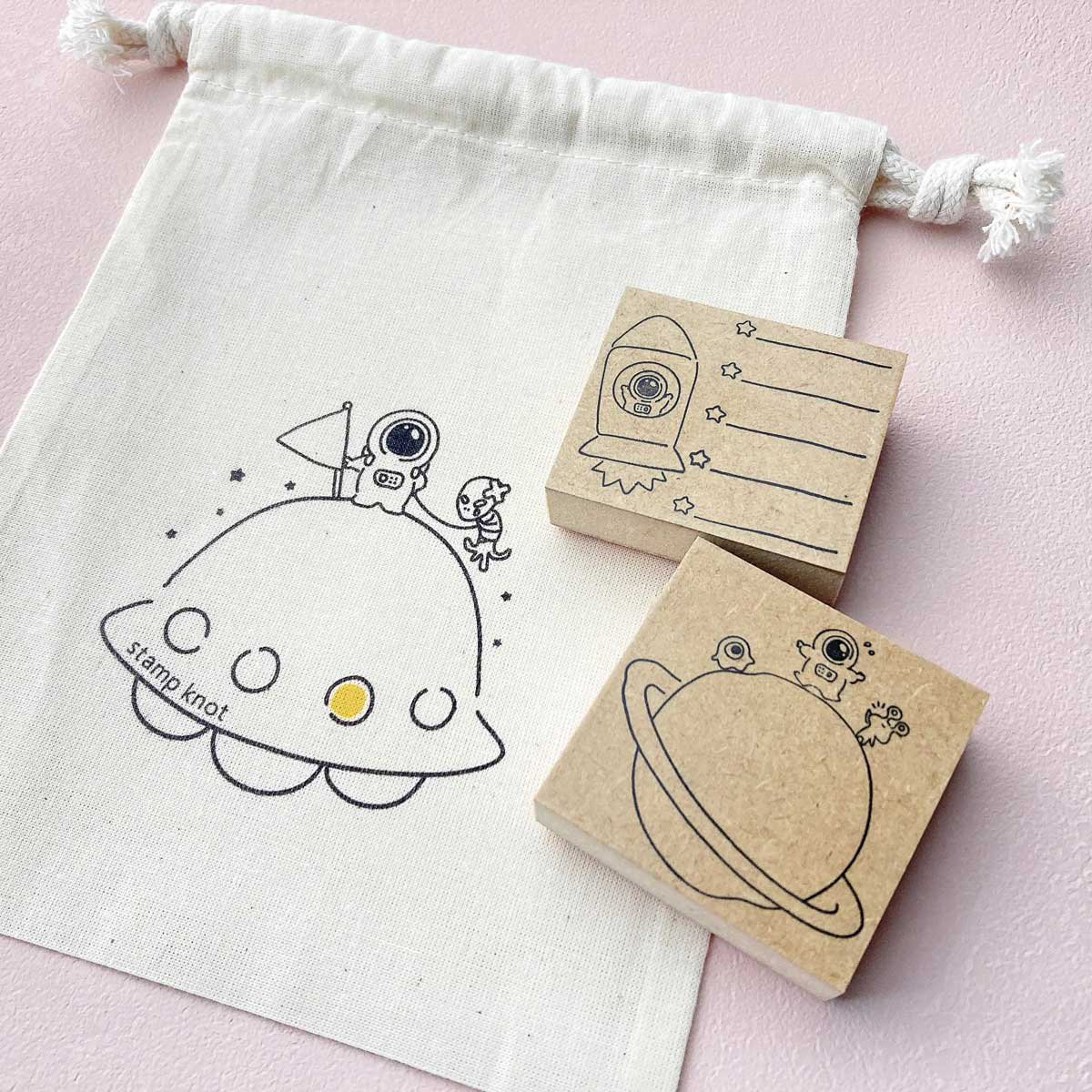 Creator nomue 宇宙のなかま 巾着M | 宇宙飛行士と宇宙人の魅力が詰まった巾着袋 - stamp knot - スタンプノット