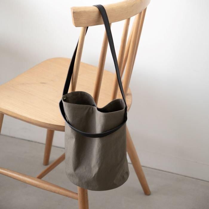 バッグ tetu シュリンクレザー]トゥティトートバッグcolor：トープ