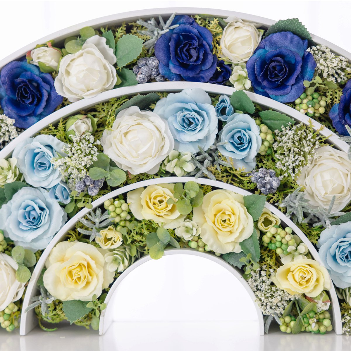 青と白のバラの花で虹の橋をデザインしたモダンで可愛いペット仏壇　AzureRainbowアジュールレインボー　フラワーアレンジメント部分のクローズアップ画像1