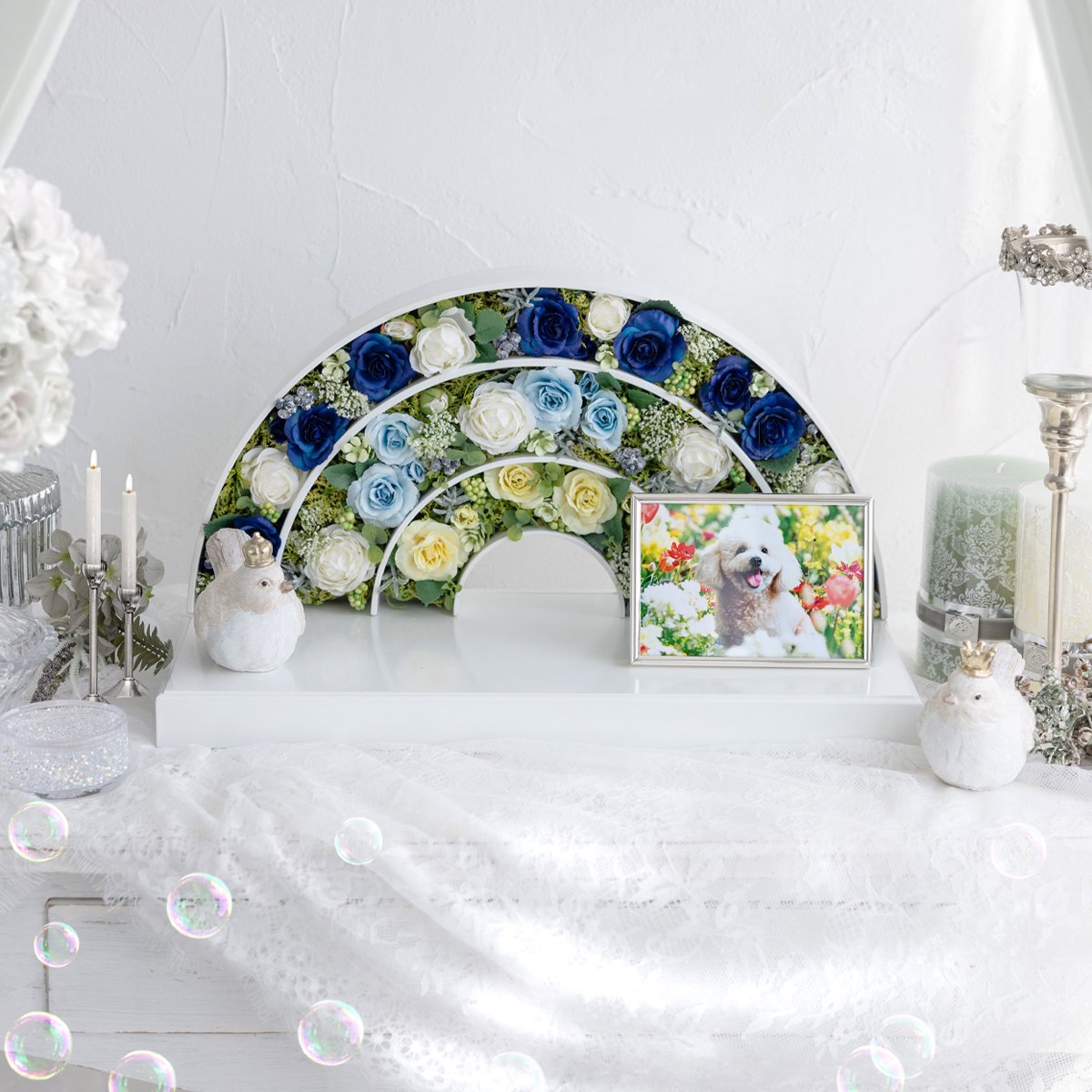 青と白のバラの花で虹の橋をデザインしたモダンで可愛いペット仏壇　AzureRainbowアジュールレインボー　明るい光が差し込む部屋に設置されたイメージ