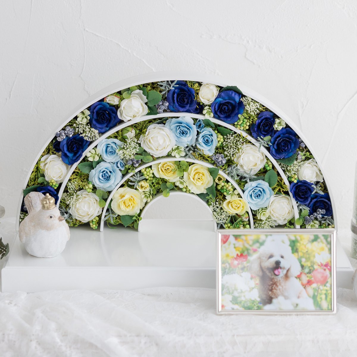 青と白のバラの花で虹の橋をデザインしたモダンで可愛いペット仏壇　AzureRainbowアジュールレインボー　クローズアップイメージ