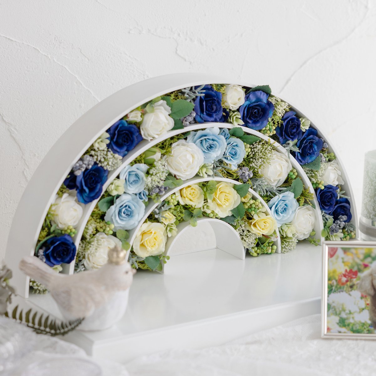 青と白のバラの花で虹の橋をデザインしたモダンで可愛いペット仏壇　AzureRainbowアジュールレインボー　斜めからのクローズアップイメージ