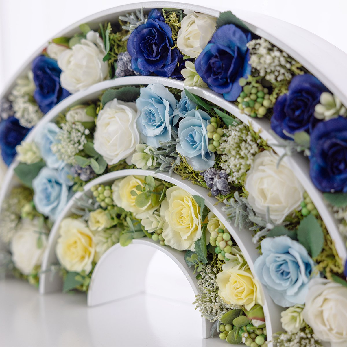 青と白のバラの花で虹の橋をデザインしたモダンで可愛いペット仏壇　AzureRainbowアジュールレインボー　フラワーアレンジメント部分のクローズアップ画像2