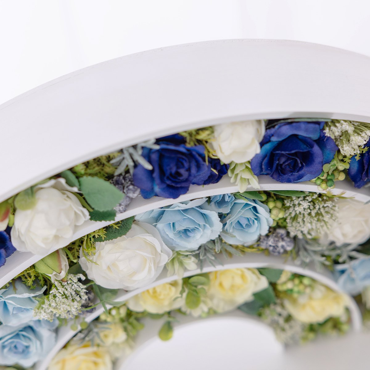 青と白のバラの花で虹の橋をデザインしたモダンで可愛いペット仏壇　AzureRainbowアジュールレインボー　フラワーアレンジメント部分のクローズアップ画像3