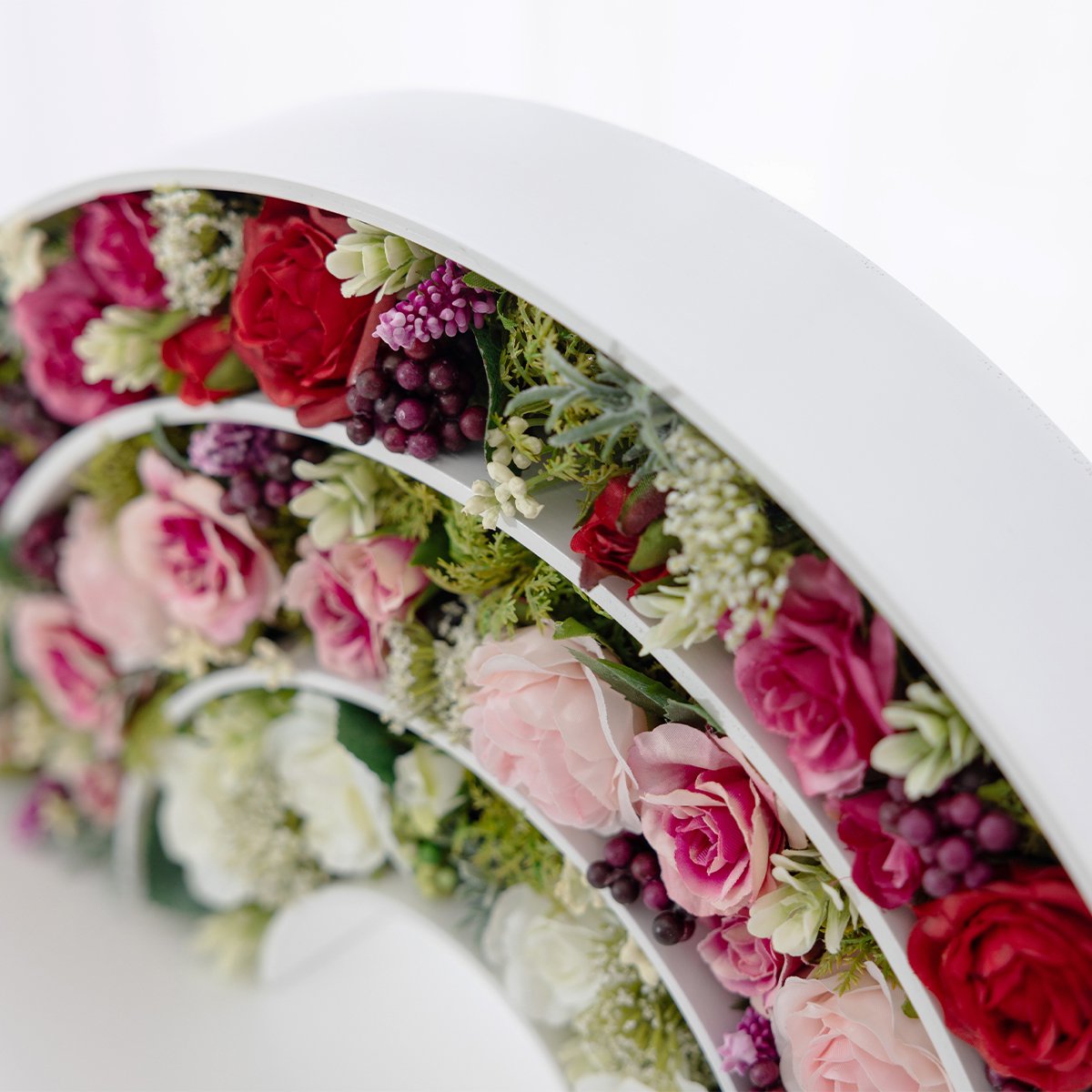 赤とピンクのバラの花で虹の橋をデザインしたモダンで可愛いペット仏壇　ScarletRainbowスカーレットレインボー　フラワーアレンジメント部分のクローズアップ画像3