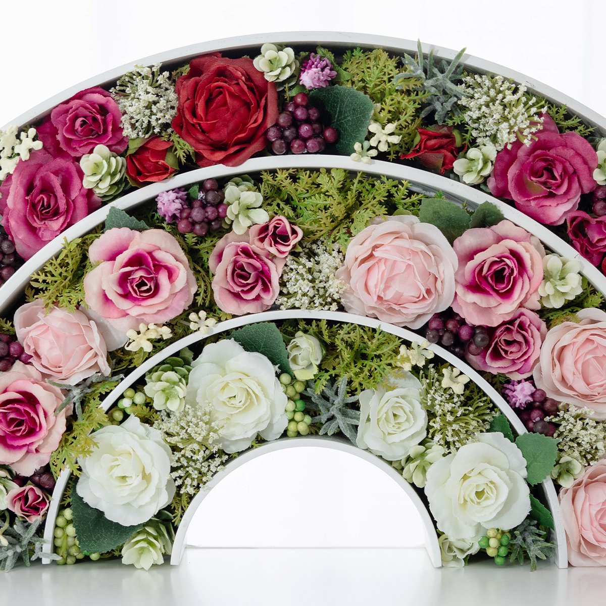 赤とピンクのバラの花で虹の橋をデザインしたモダンで可愛いペット仏壇　ScarletRainbowスカーレットレインボー　フラワーアレンジメント部分のクローズアップ画像1