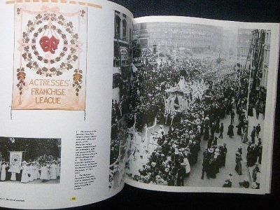 Suffragettes to She-Devils/女性解放運動 アート作品 女性 革命・反乱 アート Suffragettes to She-Devils 女性解放