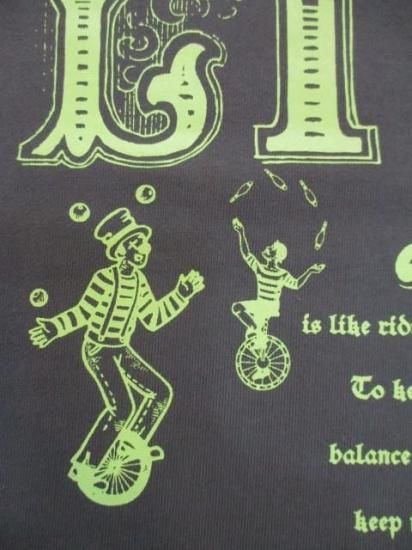 トーマスマグパイ THOMAS MAGPIE LIFEロゴBIGスウェット 2254877-ダークグレー