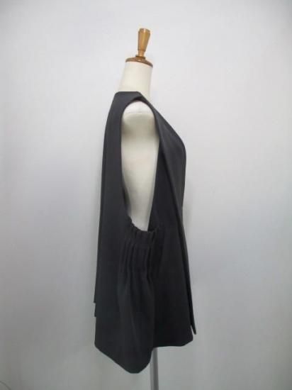 送料無料 シアントーキョー CYAN TOKYO アームプリーツ3Dベスト 507400 アームプリーツ 3Dベスト ジレ ノーカラー Vネック レイヤード CHRACOALGRAY