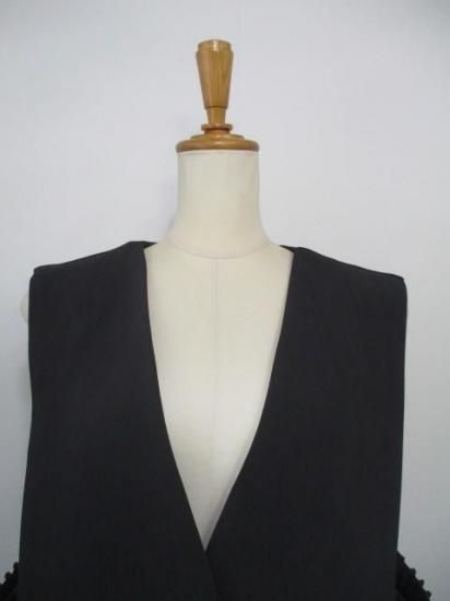 送料無料 シアントーキョー CYAN TOKYO アームプリーツ3Dベスト 507400 アームプリーツ 3Dベスト ジレ ノーカラー Vネック レイヤード CHRACOALGRAY