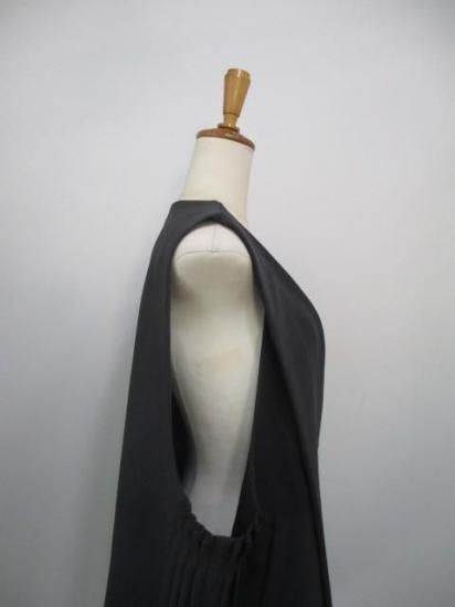 送料無料 シアントーキョー CYAN TOKYO アームプリーツ3Dベスト 507400 アームプリーツ 3Dベスト ジレ ノーカラー Vネック レイヤード CHRACOALGRAY