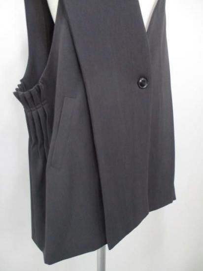 送料無料 シアントーキョー CYAN TOKYO アームプリーツ3Dベスト 507400 アームプリーツ 3Dベスト ジレ ノーカラー Vネック レイヤード CHRACOALGRAY