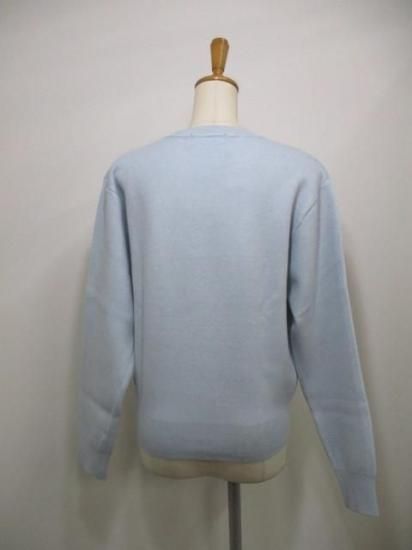 送料無料 プライア Praia ロゴ刺繍ジャガードニット LEVK-25464 ニット ロゴ刺繍 ジャガード 着心地 大人カジュアル 程よい厚み コンパクト スタイリング SAX