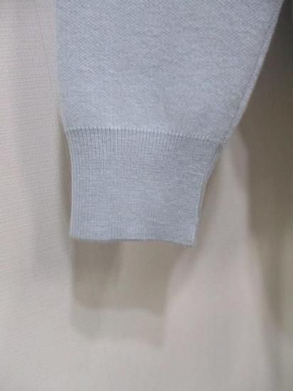 送料無料 プライア Praia ロゴ刺繍ジャガードニット LEVK-25464 ニット ロゴ刺繍 ジャガード 着心地 大人カジュアル 程よい厚み コンパクト スタイリング SAX