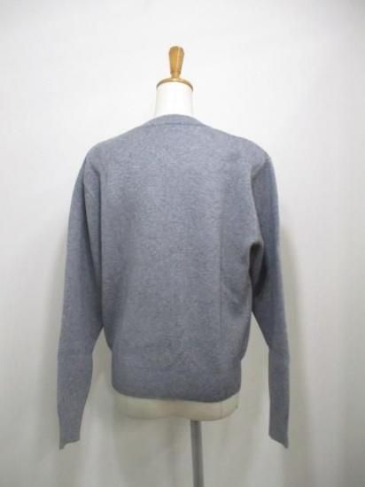 送料無料 プライア Praia ロゴ刺繍ジャガードニット LEVK-25464 ニット ロゴ刺繍 ジャガード 着心地 大人カジュアル 程よい厚み コンパクト スタイリング GRAY