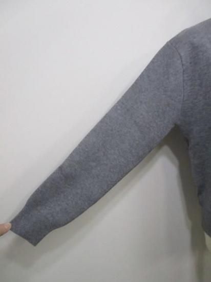 送料無料 プライア Praia ロゴ刺繍ジャガードニット LEVK-25464 ニット ロゴ刺繍 ジャガード 着心地 大人カジュアル 程よい厚み コンパクト スタイリング GRAY