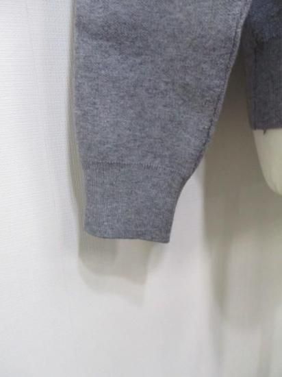 送料無料 プライア Praia ロゴ刺繍ジャガードニット LEVK-25464 ニット ロゴ刺繍 ジャガード 着心地 大人カジュアル 程よい厚み コンパクト スタイリング GRAY