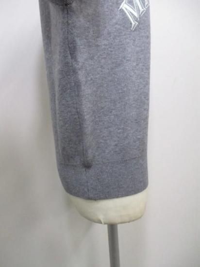 送料無料 プライア Praia ロゴ刺繍ジャガードニット LEVK-25464 ニット ロゴ刺繍 ジャガード 着心地 大人カジュアル 程よい厚み コンパクト スタイリング GRAY