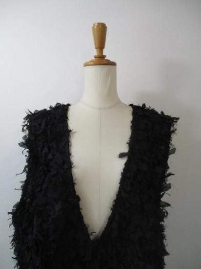 送料無料 ユイティーム ニ huitieme nid フリンジ ベスト レディース Vネック シャーリング リボンフリンジ 華やか 大人可愛い トップス 手洗い可 603827 BLACK