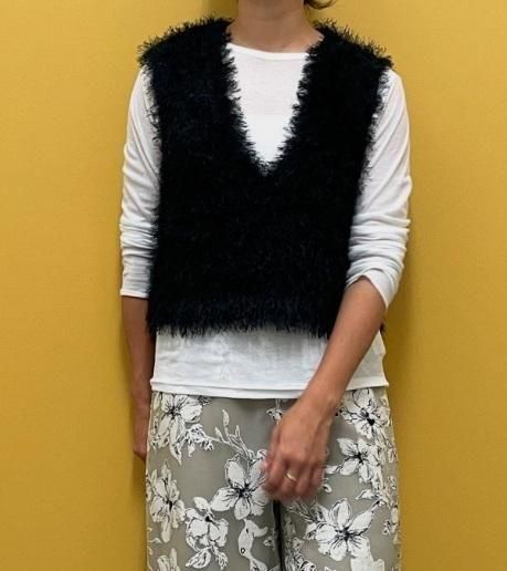 送料無料 ユイティームニ huitieme nid Vネック ベスト 523803 シャギーニット ショート丈 レイヤード 秋 冬 トップス 大人可愛い きれいめカジュアル BLACK