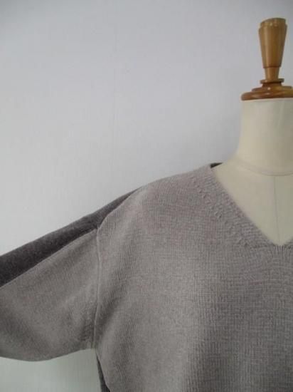 huitieme nid ユイティーム ニ モール配色VネックPO 523818-ベージュ×モカ