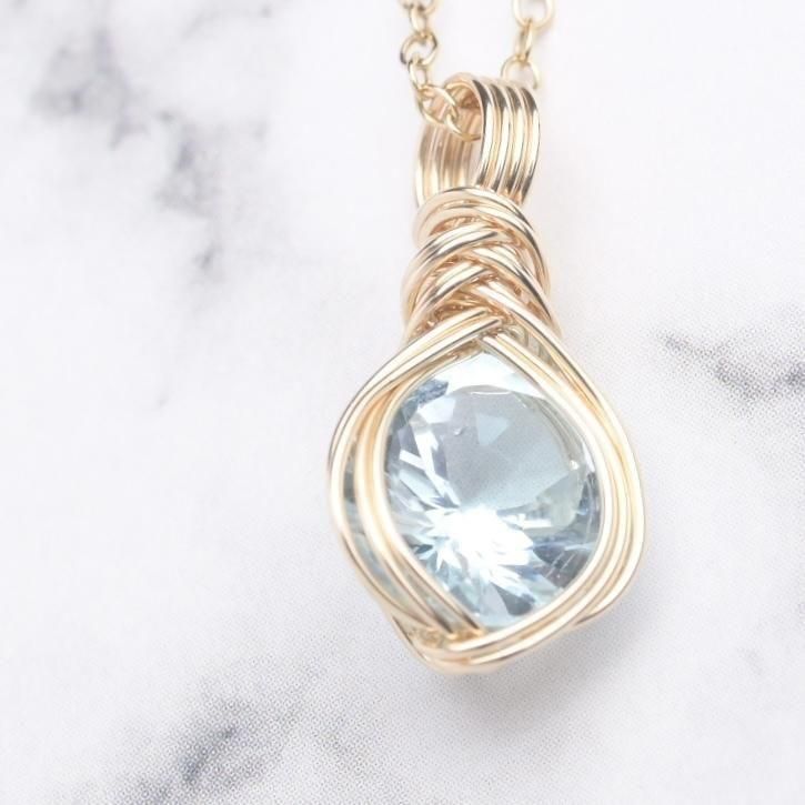 スカイブルートパーズ ペンダントトップ ワイヤーラッピング