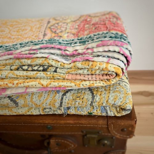 <img class='new_mark_img1' src='https://img.shop-pro.jp/img/new/icons14.gif' style='border:none;display:inline;margin:0px;padding:0px;width:auto;' />Vintage Kantha Quilt<br>  Citrus yellow  Sky blue 