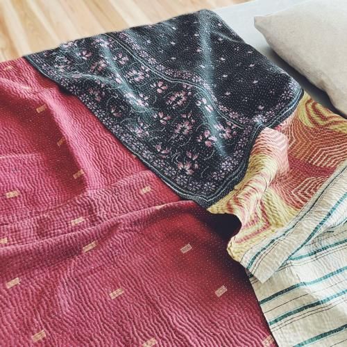 <img class='new_mark_img1' src='https://img.shop-pro.jp/img/new/icons14.gif' style='border:none;display:inline;margin:0px;padding:0px;width:auto;' />Vintage Kantha Quilt<br>  Medium ruby  Black 