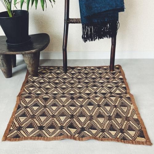 <img class='new_mark_img1' src='https://img.shop-pro.jp/img/new/icons14.gif' style='border:none;display:inline;margin:0px;padding:0px;width:auto;' />Vintage Kuba Cloth<br>  Intersect Grid 