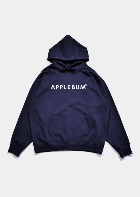 <img class='new_mark_img1' src='https://img.shop-pro.jp/img/new/icons15.gif' style='border:none;display:inline;margin:0px;padding:0px;width:auto;' />APPLEBUMLOGO SWEAT PARKA NAVY