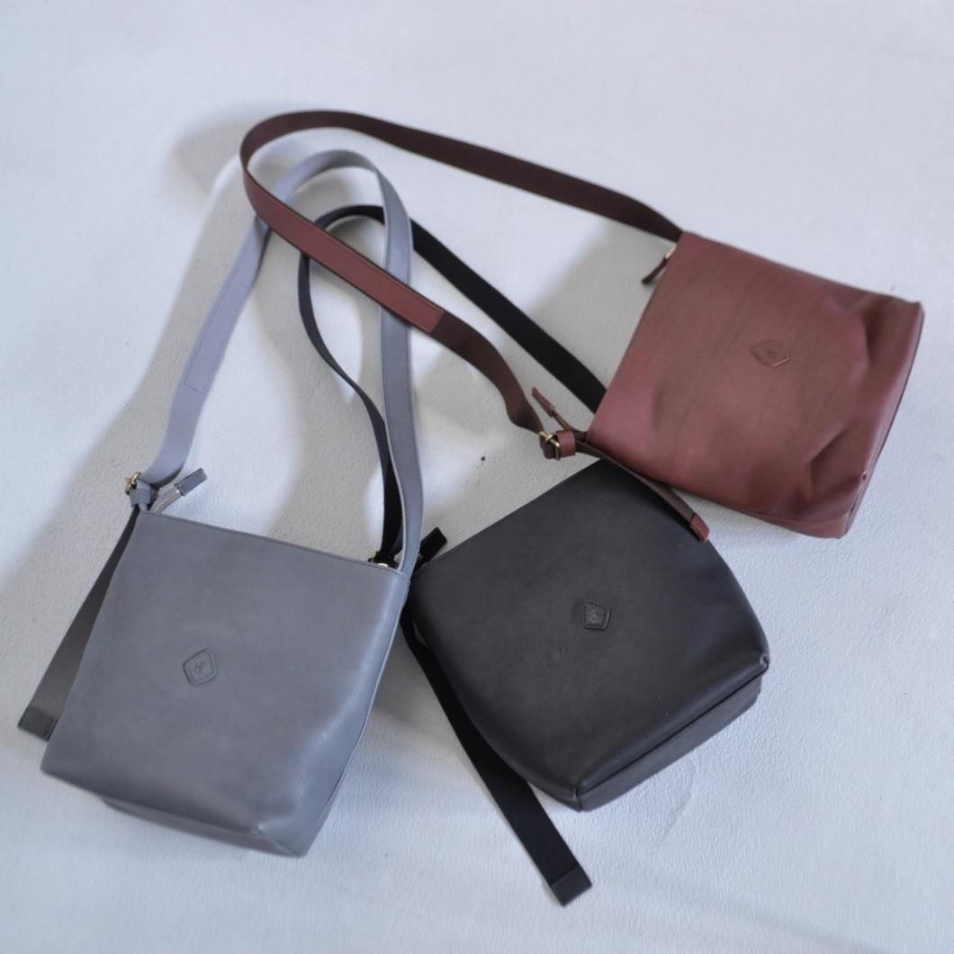 【美品】CLEDRAN レザーショルダーバッグ CLEDRAN クレドラン ショルダーバッグ ALU PUFF SHOULDER cl3511