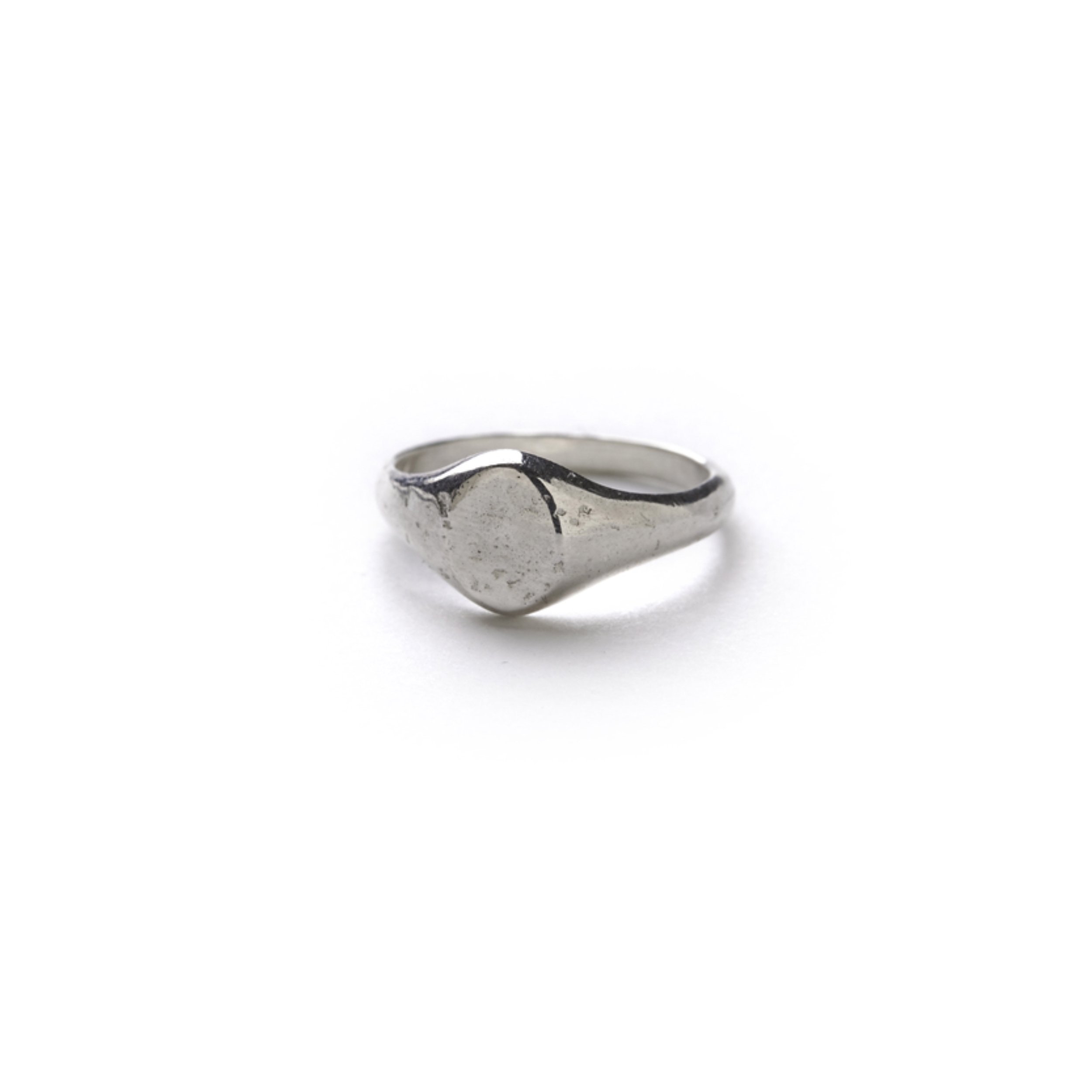 NOVEL LIGHT (SMALL OVAL SIGNET RING / HAMMERED)