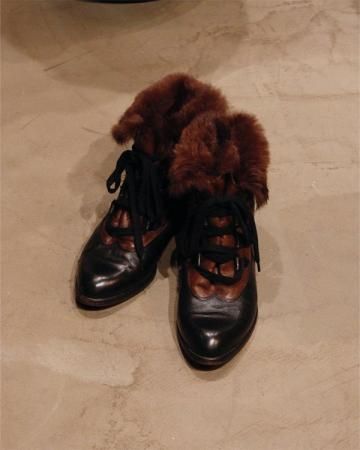 Wingtip fur boots