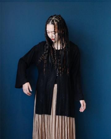 Embroidery slit shirt