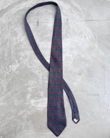 Fine pattern silk tie