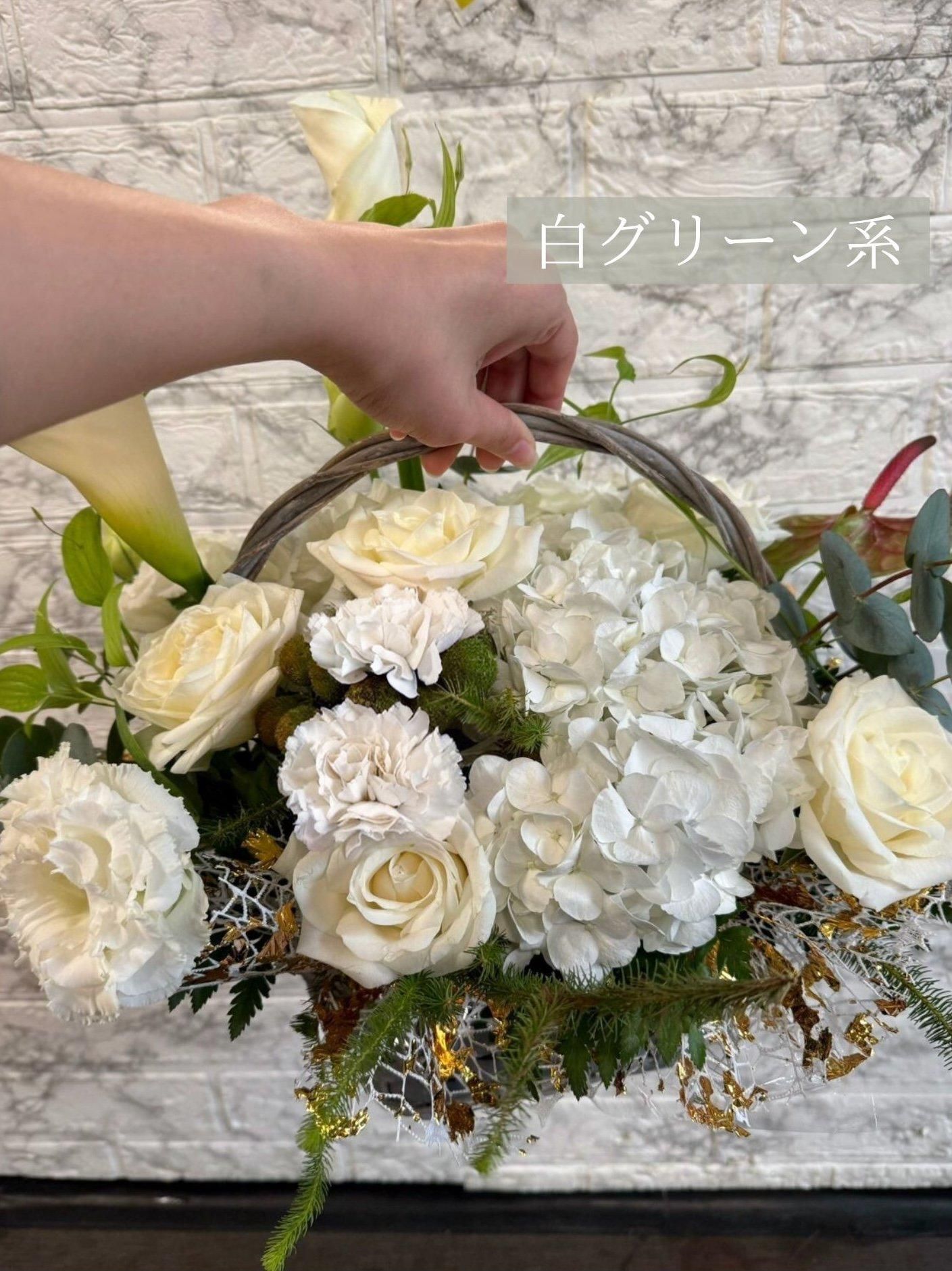 A12かご入りふんわりアレンジメント 各色(白グリーン系・黄色系・青系)