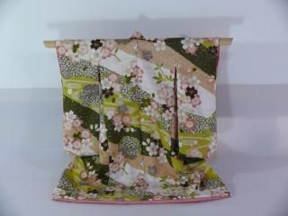 思い入れの着物や思い入れの生地を、ミニチュア着物に仕立てて飾りませ