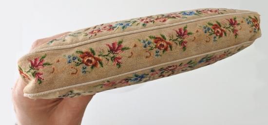 新品  Petit Point    プチポワン 刺繍バック プチポワン刺繍に作りの良い口金のプチポワンバッグW20×H16×D3cm