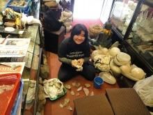 ひたすら水晶を磨く店主(^^;)