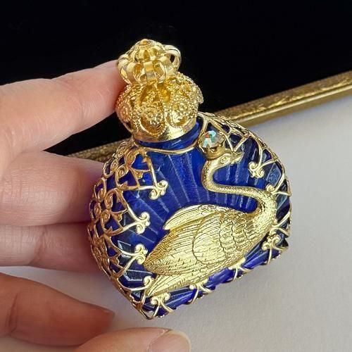 1900年初頭 英国製 アンティーク 香水瓶 箱付き 優美な装飾 1900年初頭 英国製 アンティーク 香水瓶 箱付き 優美な装飾 英国100