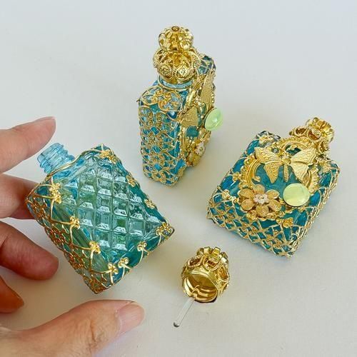 チェコ 装飾付き香水瓶 446 水色×蝶々とウランガラス - チェコ雑貨と